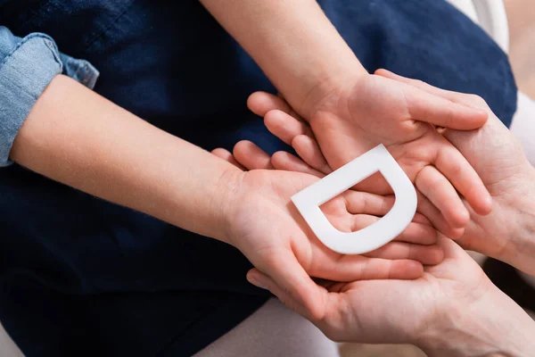 Top view of speech therapist and girl holding letter in consulting room — стоковое фото