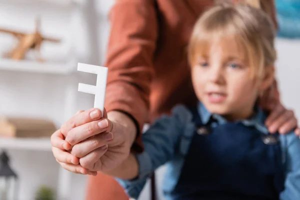 Ragazzo offuscato e logopedista con lettera in classe — Foto stock