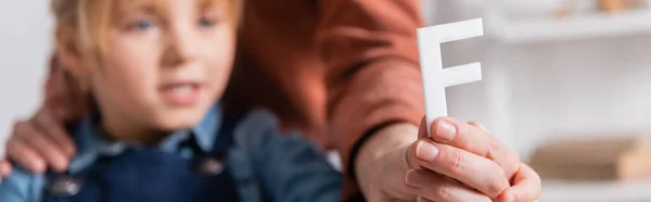 Ragazza offuscata e logopedista in possesso di lettera in classe, banner — Foto stock