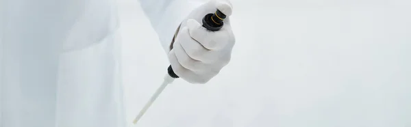Visão parcial do cientista em luva de látex segurando micropipeta, banner — Fotografia de Stock