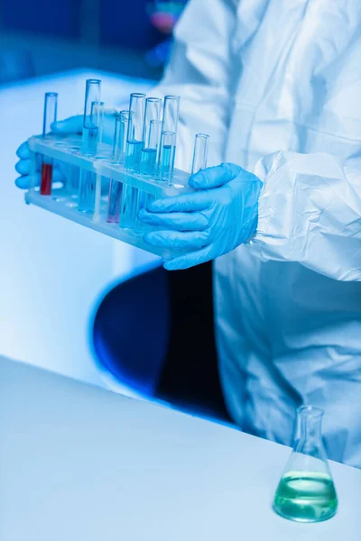 Visão recortada do bioengenheiro em luvas de látex segurando tubos de ensaio em laboratório — Fotografia de Stock