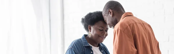 Feliz e sênior africano americano homem inclinado na testa de sorrindo esposa, banner — Fotografia de Stock