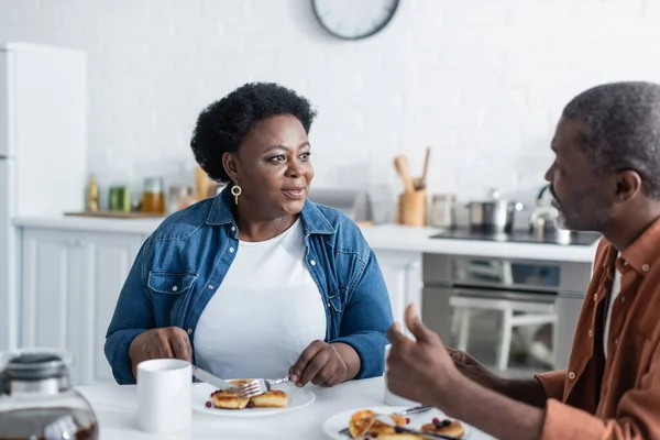 Senior afrikanisch-amerikanisches Paar unterhält sich beim Frühstück — Stockfoto