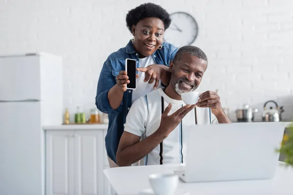 Mulher americana africana feliz mostrando smartphone durante chamada de vídeo — Fotografia de Stock