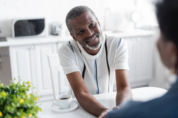 Heureux senior afro-américain homme regardant femme — Photo de stock