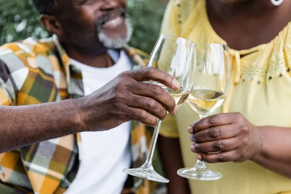 Vista cortada de casal americano africano sênior copos clinking de vinho — Fotografia de Stock