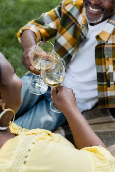 Aus der Vogelperspektive auf ein älteres afrikanisch-amerikanisches Paar, das mit einem Glas Wein klingelt — Stockfoto