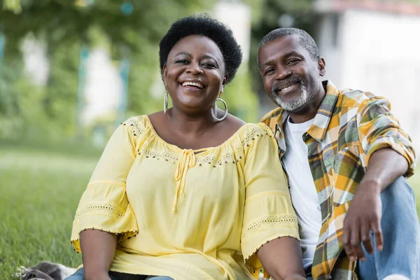Sonriente y senior africano americano pareja mirando cámara - foto de stock