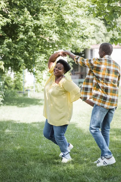 Longitud completa de la feliz pareja afroamericana senior bailando en el parque - foto de stock