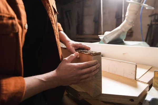 Обрезанный вид доски для проверки столяров в мастерской — стоковое фото