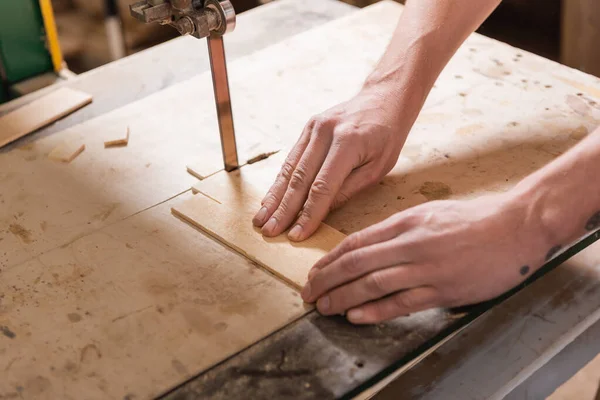 Vue partielle du contreplaqué de coupe de menuisier avec scie à ruban — Photo de stock