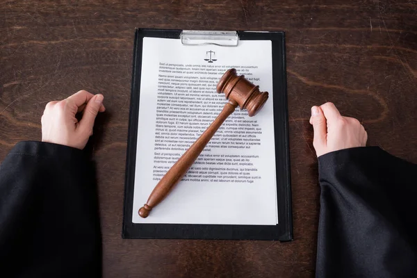 Top view of wooden gavel on verdict near cropped judge — Photo de stock