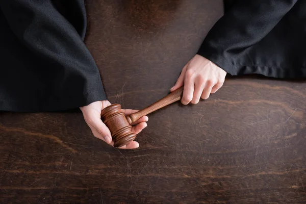 Top view of cropped judge holding gavel — Fotografia de Stock