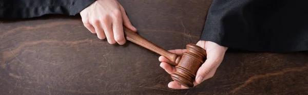 Top view of cropped judge with wooden gavel, banner — Photo de stock