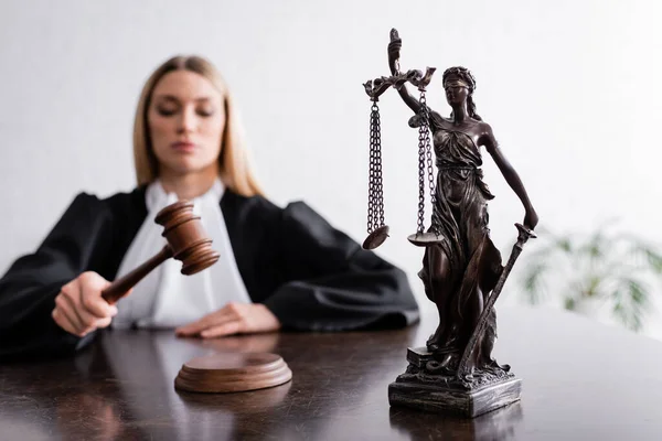 Selective focus of themis statue near judge with gavel on blurred background — Photo de stock