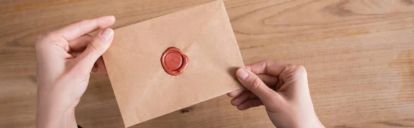 Ansicht von Bastelpapier-Umschlag mit Wachsstempel in den Händen eines beschnittenen Notars, Banner — Stockfoto