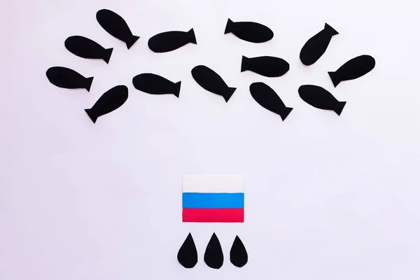 Vue du dessus des bombes papier et des largages près du drapeau russe sur fond blanc, concept de guerre en ukraine — Photo de stock