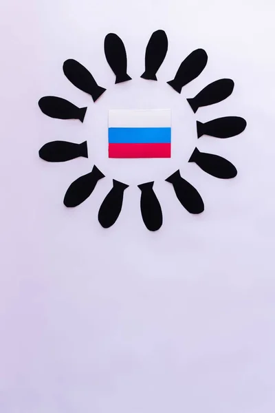 Vue du dessus du drapeau russe et du cadre à partir de bombes en papier sur fond blanc — Photo de stock