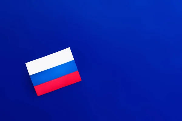 Draufsicht der russischen Flagge auf blauem Hintergrund — Stockfoto