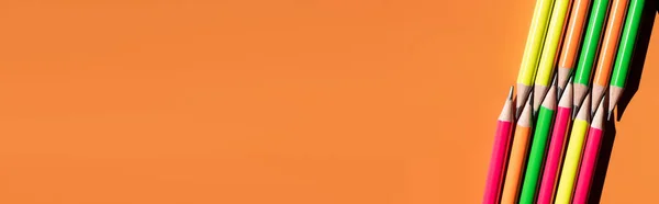 Vue du haut des crayons colorés sur fond orange, bannière — Photo de stock