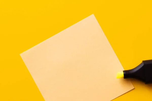 Top view of marker pen near blank paper note on yellow — Stock Photo