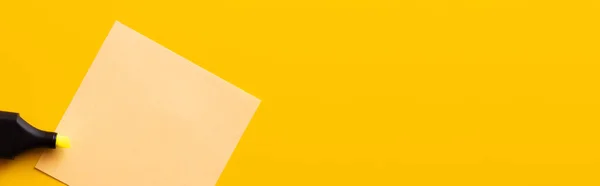 Vista superior del rotulador cerca de la nota de papel en blanco en amarillo, banner - foto de stock
