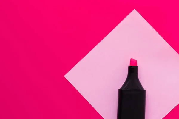Vista dall'alto del pennarello vicino alla nota di carta bianca isolata su rosa — Foto stock