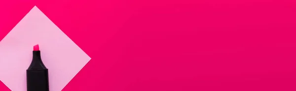 Vista dall'alto del pennarello vicino alla nota di carta bianca isolata su rosa, banner — Foto stock
