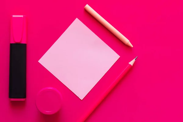 Pose plate avec papeterie et pot avec peinture près de la note de papier sur rose — Photo de stock