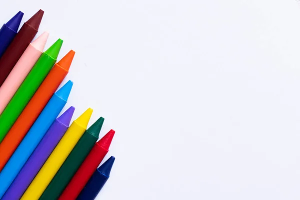 Vue de dessus des crayons colorés isolés sur blanc — Photo de stock