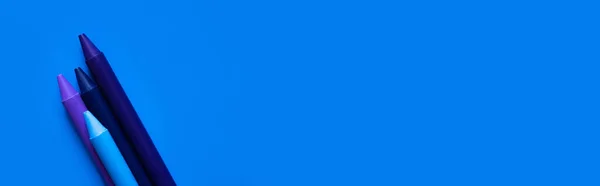 Vue du dessus des crayons de dégradé bleus sur fond lumineux, bannière — Photo de stock
