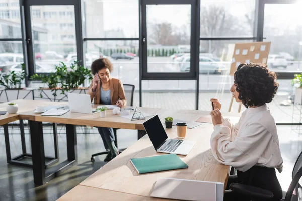 Arabian businesswoman looking at laptop with blank screen in office — Stockfoto