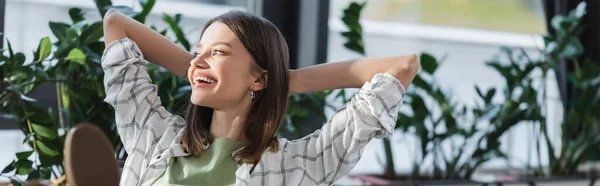 Donna d'affari positiva che distoglie lo sguardo in ufficio, banner — Foto stock