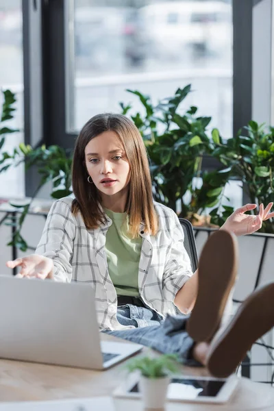 Geschäftsfrau mit Videoanruf auf Laptop im Büro — Stockfoto