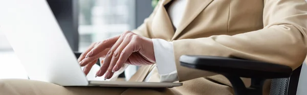 Partial view of businesswoman typing on laptop in office, banner — Photo de stock