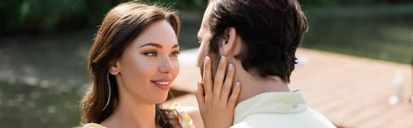 Femme gaie et sensuelle touchant le visage du petit ami, bannière — Photo de stock