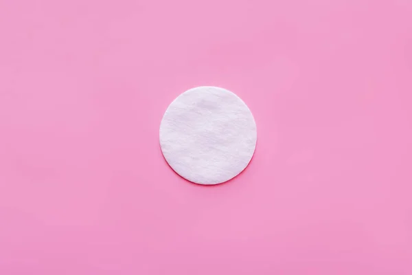Top view of white cotton pad on pink background - foto de stock