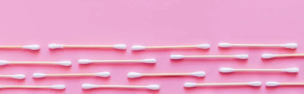 Vista dall'alto di file di tamponi di cotone igienico su sfondo rosa, banner — Foto stock