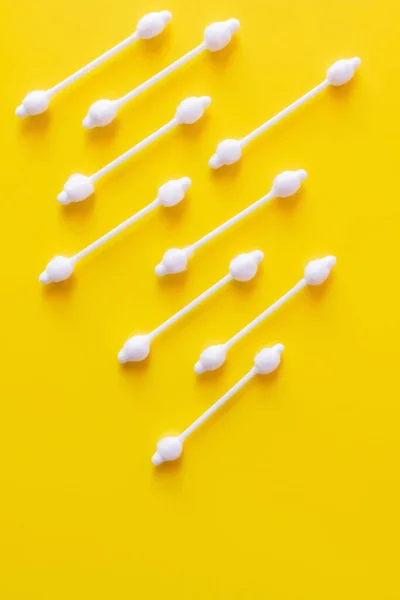 Ansicht von kosmetischen Wattestäbchen auf leuchtend gelbem Hintergrund — Stockfoto