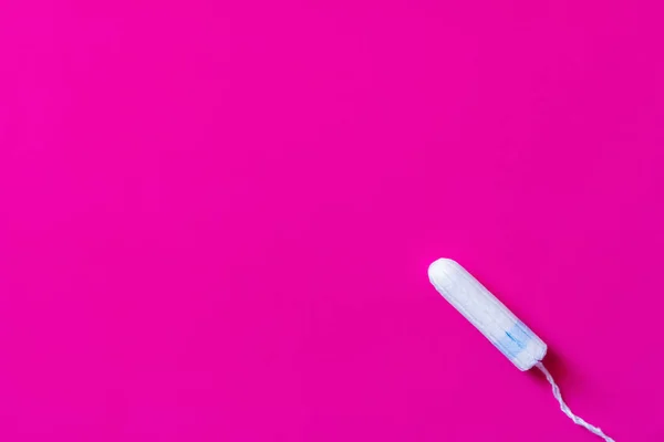 Top view of hygienic tampon on purple background with copy space — Foto stock