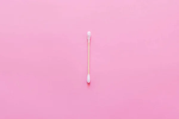 Вид зверху гігієнічної вушної палички на рожевому фоні — стокове фото