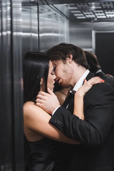 Sexy elegant couple kissing in elevator — Foto stock