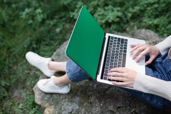 Vue grand angle de la femme en utilisant un ordinateur portable avec écran vert — Photo de stock