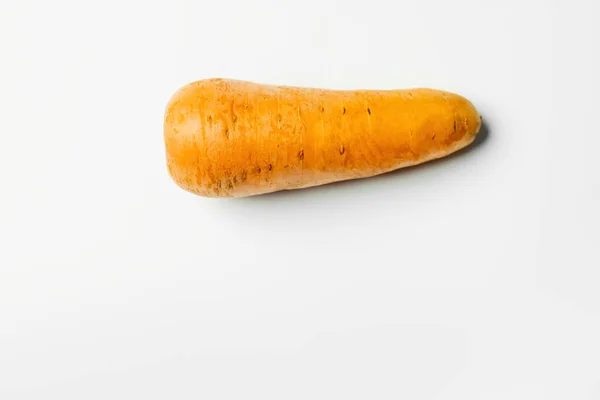 Вид зверху на свіжу моркву на білому тлі — стокове фото