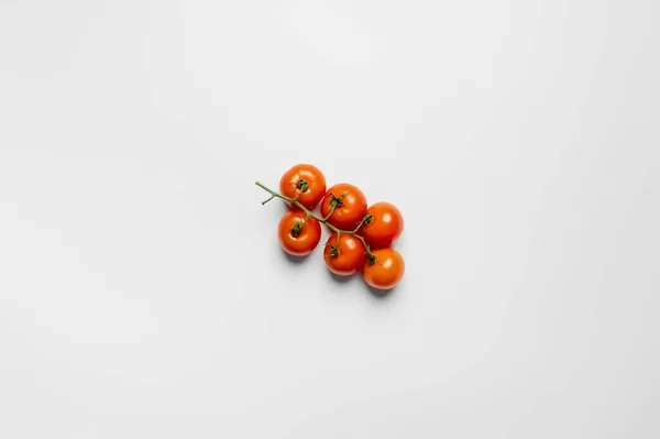 Vista superior de tomates cherry sobre fondo blanco - foto de stock