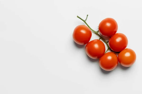 Вид зверху на цілі свіжі вишневі помідори на білому тлі — стокове фото
