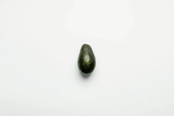 Vista dall'alto di avocado organico su sfondo bianco — Foto stock