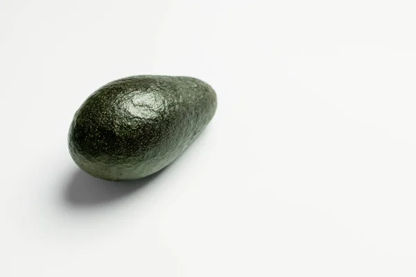 Avocado verde maturo su sfondo bianco — Foto stock