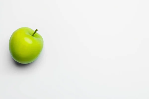 Вид зверху на свіже зелене яблуко на білому тлі з пробілом для копіювання — стокове фото
