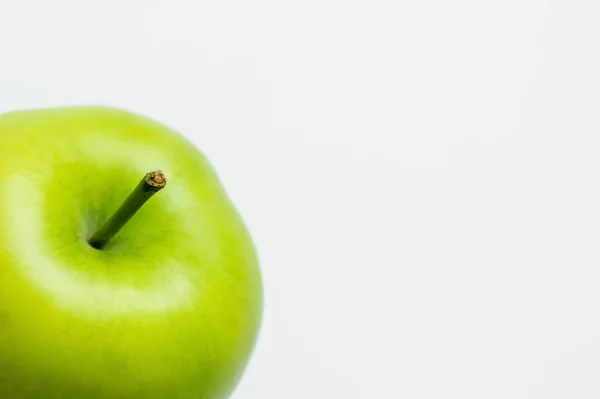 Крупним планом вид на органічне яблуко ізольоване на білому — стокове фото